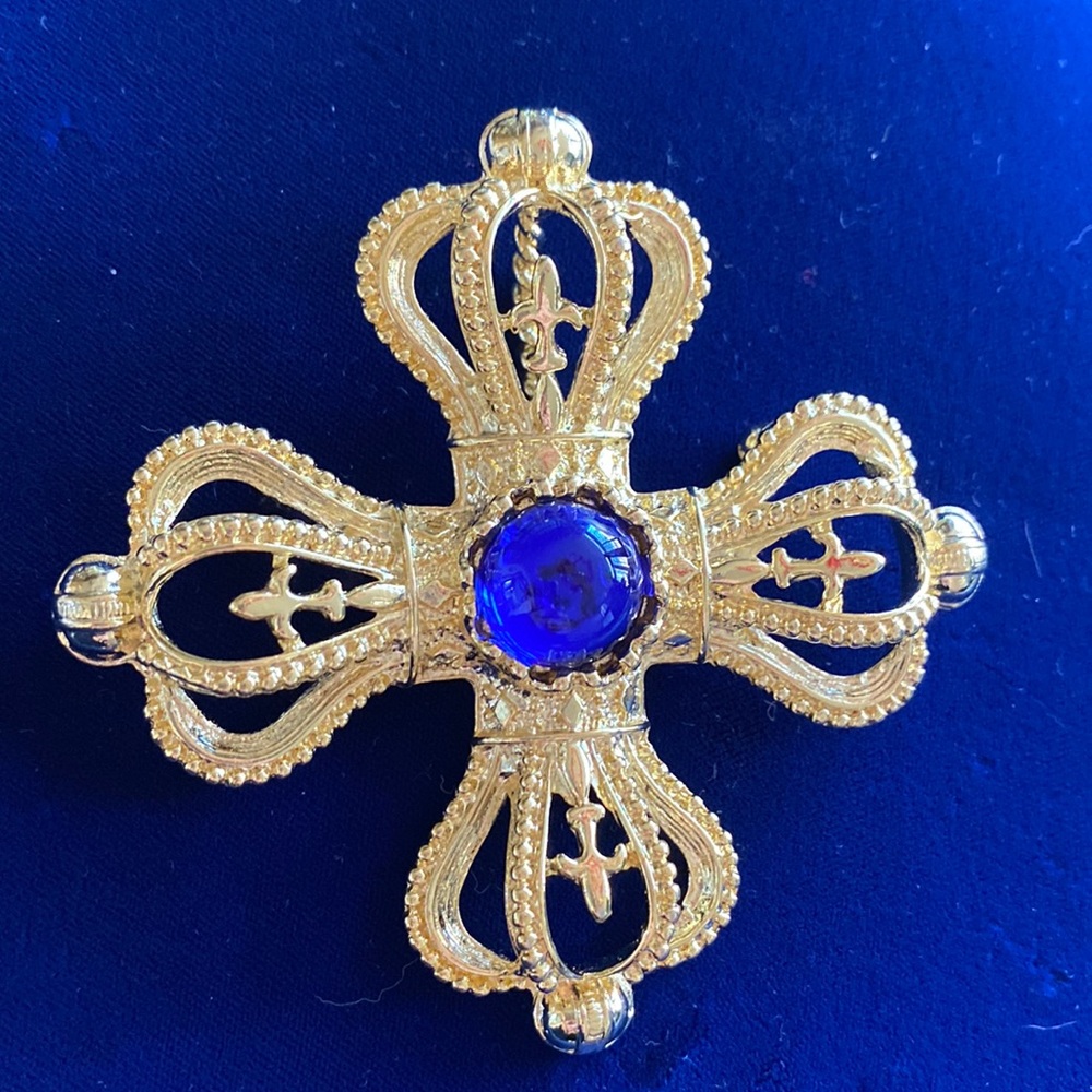 Crown embellished hanger for Necklace